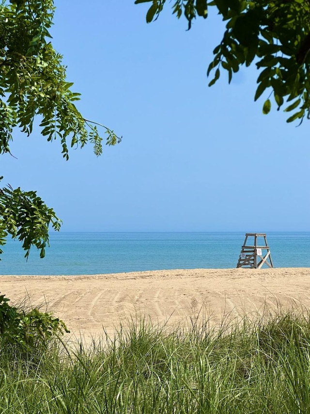 6829 N Lakewood Ave Unit 3, Chicago, IL 60626 - water view with local beach