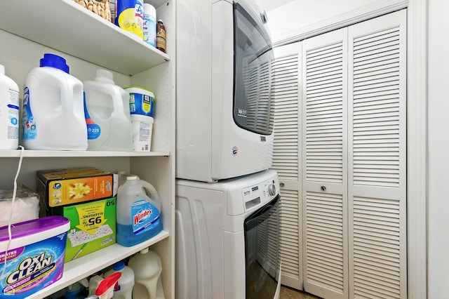 2736 N Wolcott Ave Unit 101, Chicago, IL 60614 - laundry area with stacked washer / drying machine