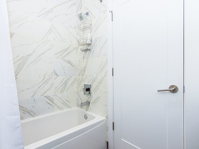 2036 W Huron St, Chicago, IL 60612 - bathroom with shower / tub combo