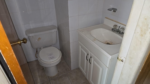 9426 S Peoria St, Chicago, IL 60620 - bathroom with tile walls, vanity, and tile patterned flooring