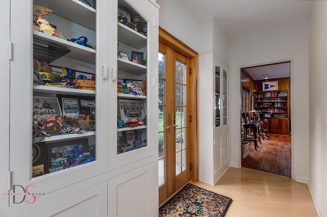524 E Van Buren St, Ottawa, IL 61350 - foyer with wood finished floors and plenty of natural light