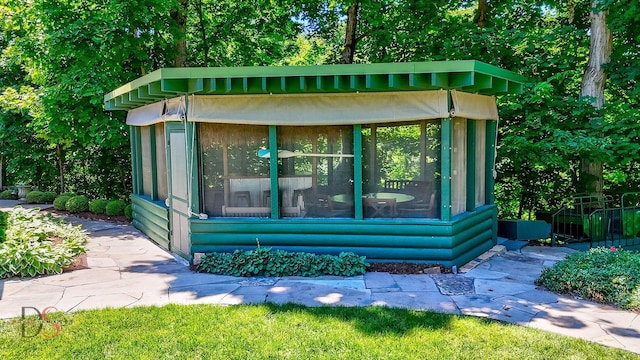 524 E Van Buren St, Ottawa, IL 61350 - view of outbuilding featuring a sunroom