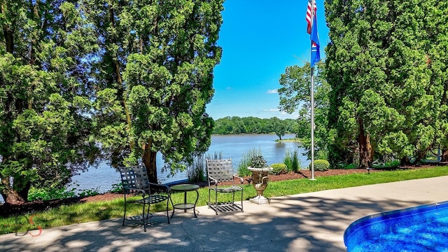 524 E Van Buren St, Ottawa, IL 61350 - view of home's community with a water view and a patio area
