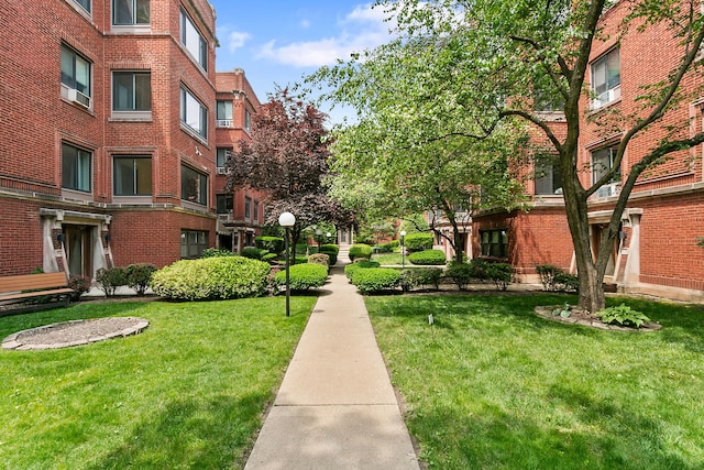 918 W Sunnyside Ave Unit 1B, Chicago, IL 60640 - surrounding community with a lawn