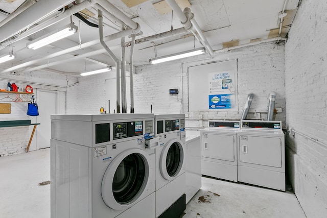 918 W Sunnyside Ave Unit 1B, Chicago, IL 60640 - communal laundry room featuring independent washer and dryer
