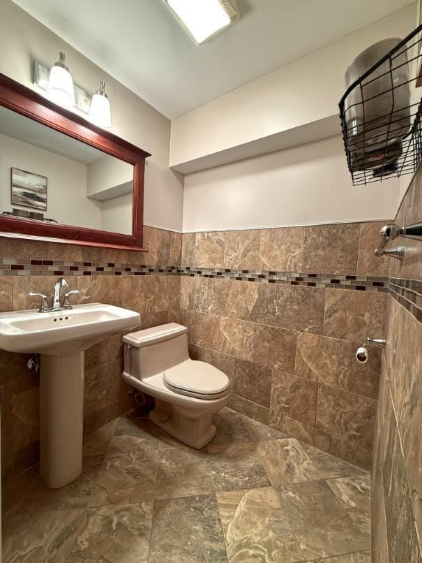 1860 Dorchester Ave, Algonquin, IL 60102 - bathroom with tile walls, wainscoting, and tiled shower