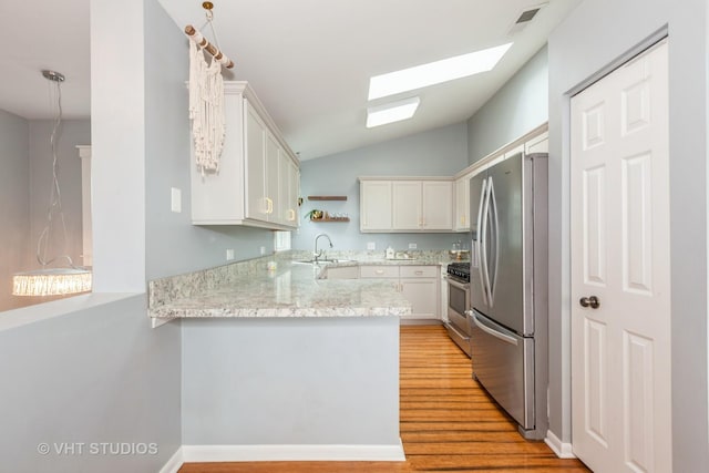 1190 Harbor Ct Unit 1190, Glendale Heights, IL 60139 - kitchen with appliances with stainless steel finishes, a peninsula, light wood-type flooring, lofted ceiling, and white cabinets
