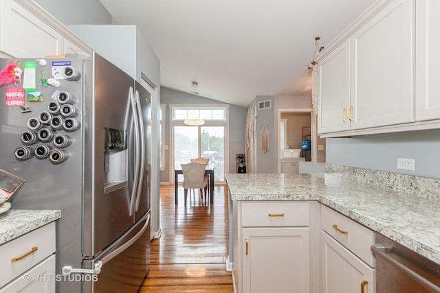 1190 Harbor Ct Unit 1190, Glendale Heights, IL 60139 - kitchen featuring appliances with stainless steel finishes, light wood-style floors, vaulted ceiling, white cabinetry, and a peninsula