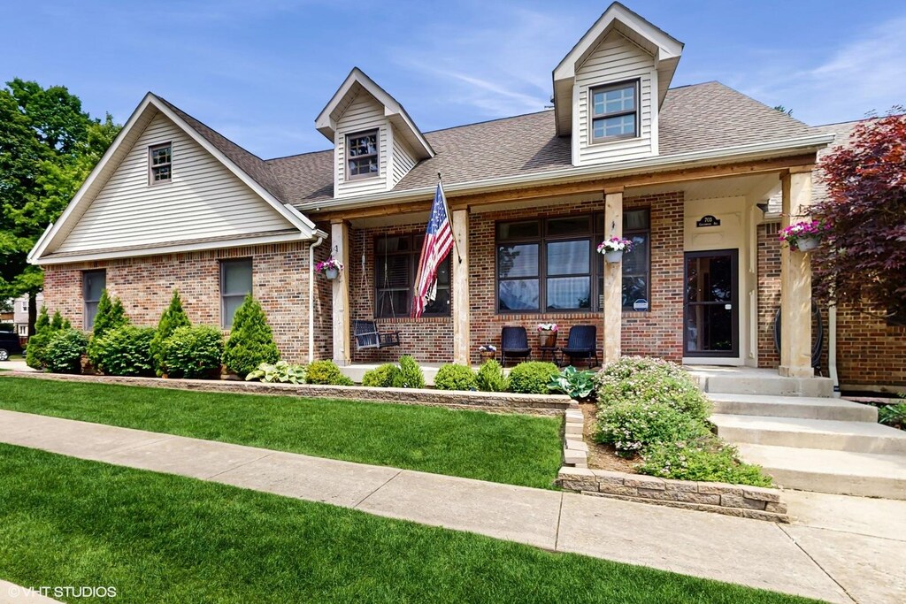 703 Greenwood Ave, Mundelein, IL 60060 - photo 1