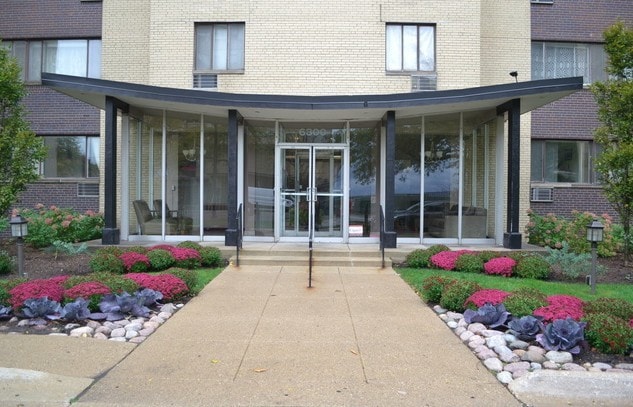 6300 N Sheridan Rd Unit 107, Chicago, IL 60660 - doorway to property featuring brick siding