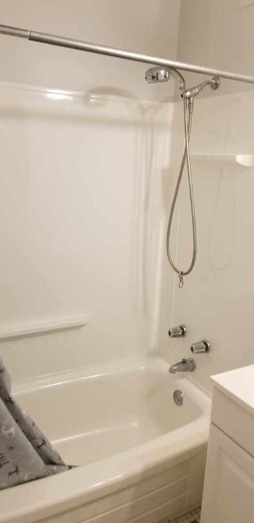 6300 N Sheridan Rd Unit 107, Chicago, IL 60660 - full bath featuring shower / bathtub combination with curtain and vanity