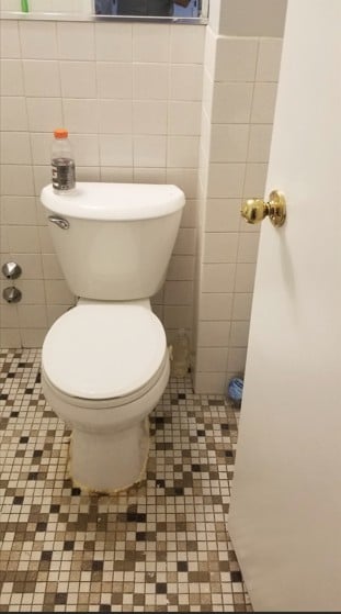 6300 N Sheridan Rd Unit 107, Chicago, IL 60660 - bathroom with tile walls