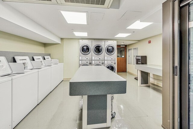 400 N La Salle Dr Unit 1607, Chicago, IL 60654 - shared laundry with stacked washer / dryer and washing machine and dryer