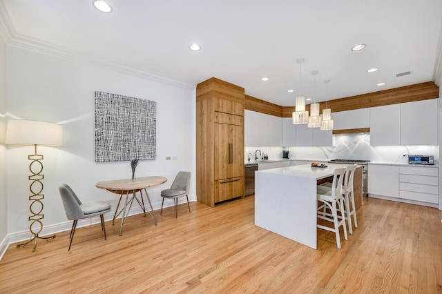 824 W Armitage Ave Unit 2Cd, Chicago, IL 60614 - kitchen with stainless steel appliances, modern cabinets, a breakfast bar, recessed lighting, and a center island