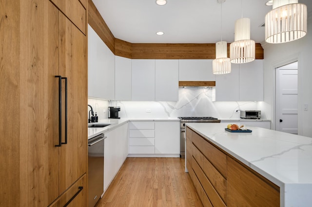 824 W Armitage Ave Unit 2Cd, Chicago, IL 60614 - kitchen with high end appliances, modern cabinets, decorative backsplash, light wood-style floors, and recessed lighting