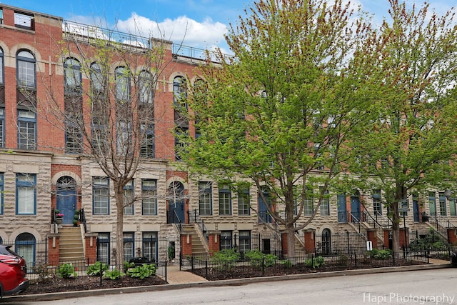 358 W Huron St Unit B, Chicago, IL 60654 - view of property with a fenced front yard