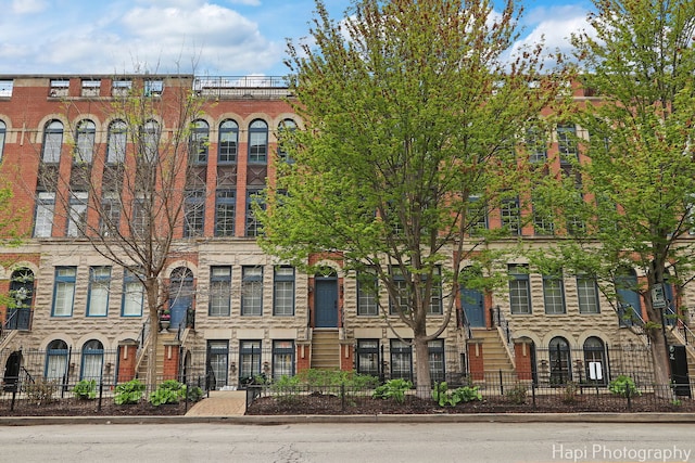 358 W Huron St Unit B, Chicago, IL 60654 - view of property featuring a fenced front yard