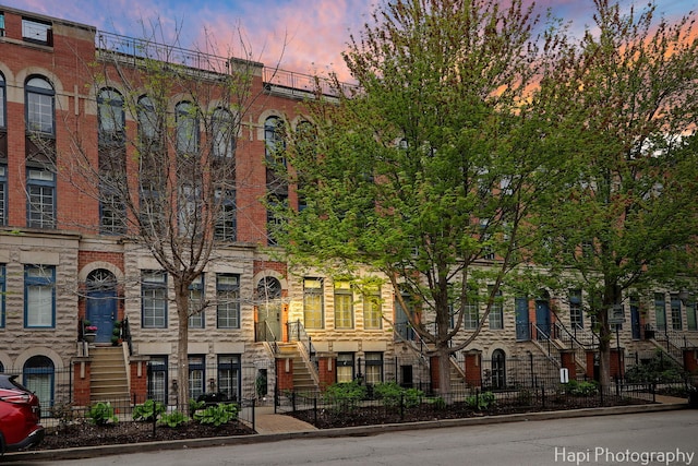 358 W Huron St Unit B, Chicago, IL 60654 - view of building exterior with a fenced front yard
