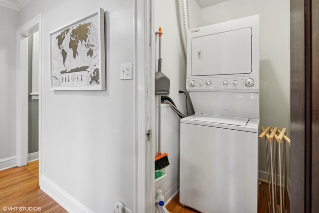 4850 N Oakley Ave Unit 1R, Chicago, IL 60625 - washroom featuring stacked washer and clothes dryer, light wood-style flooring, and crown molding