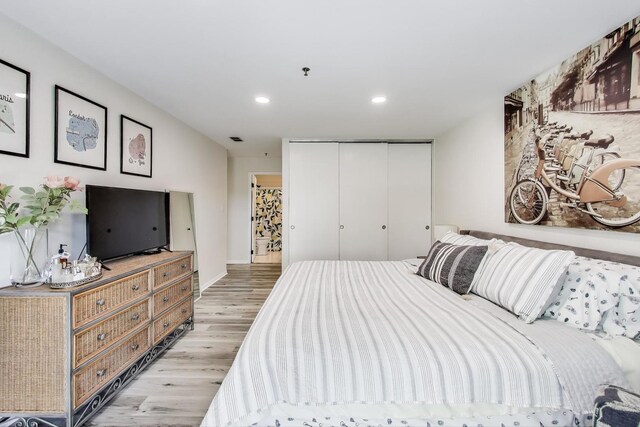 110 S Evergreen Ave Unit 4Cs, Arlington Heights, IL 60005 - bedroom featuring light wood-style floors, a closet, and recessed lighting