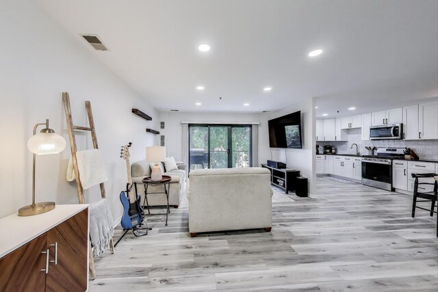 110 S Evergreen Ave Unit 4Cs, Arlington Heights, IL 60005 - living area featuring light wood-style flooring and recessed lighting