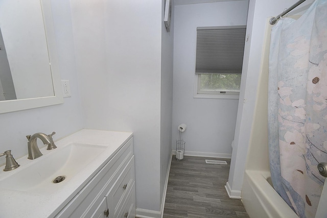 1400 Maple Ln, Marseilles, IL 61341 - full bath with wood finished floors, vanity, and shower / tub combo with curtain