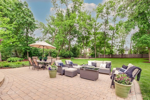 1819 Farm Rd, Lake Forest, IL 60045 - fenced backyard with an outdoor hangout area and a patio area