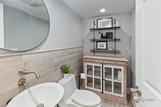 1819 Farm Rd, Lake Forest, IL 60045 - bathroom with tile walls, wainscoting, and recessed lighting