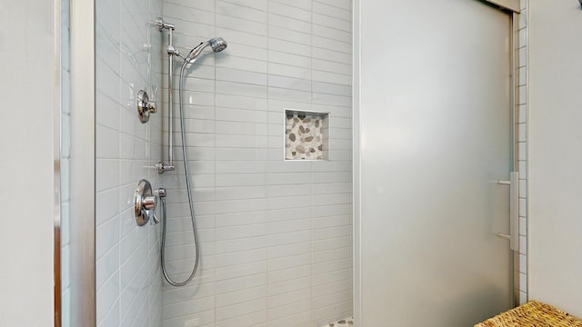 1712 Dobson St, Evanston, IL 60202 - bathroom featuring tiled shower