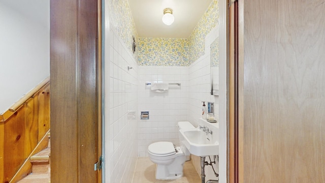 1712 Dobson St, Evanston, IL 60202 - bathroom featuring toilet and tile walls