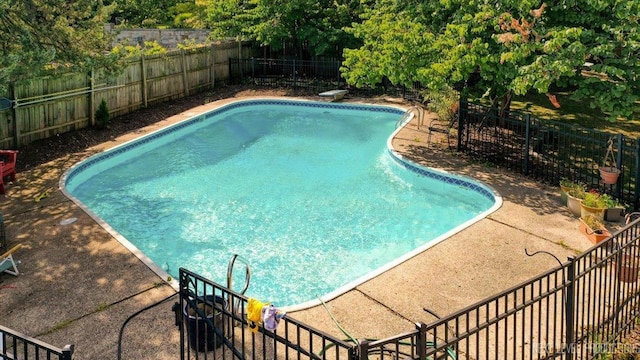 932 S Batavia Ave, Geneva, IL 60134 - view of pool featuring a fenced backyard and a diving board