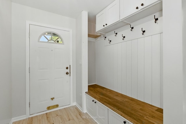 10935 Barbs Way, Orland Park, IL 60467 - mudroom with light wood-style floors and baseboards