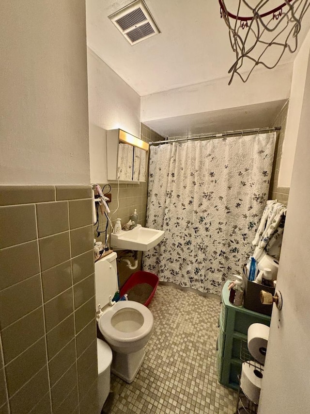 1526 Douglas Ct, Belvidere, IL 61008 - full bath featuring tile walls, wainscoting, curtained shower, and tile patterned floors