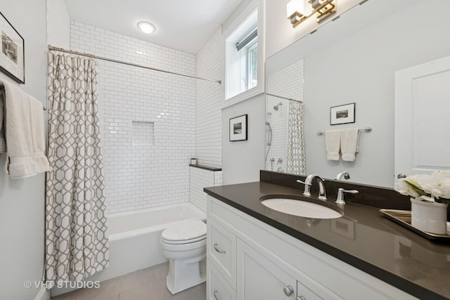 3526 N Hamilton Ave, Chicago, IL 60618 - bathroom featuring vanity, shower / bath combo, and tile patterned floors