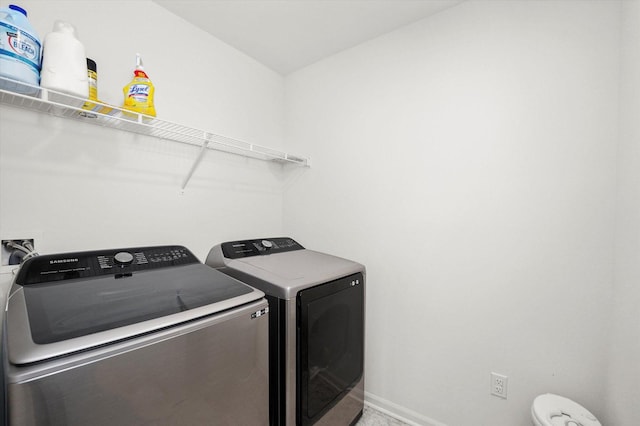 2029 Magnolia Ln, Wonder Lake, IL 60097 - laundry area featuring washer and clothes dryer and baseboards