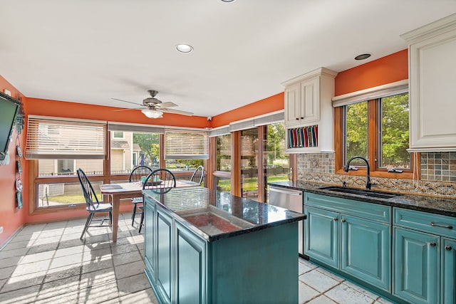 1044 Inverness Ln, Itasca, IL 60143 - kitchen with healthy amount of natural light, decorative backsplash, a ceiling fan, dishwasher, and recessed lighting