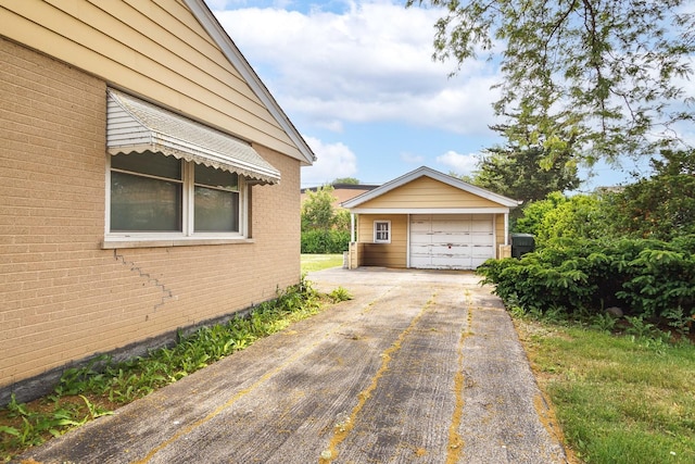 2727 Pauline Ave, Glenview, IL 60025 - detached garage featuring asphalt driveway