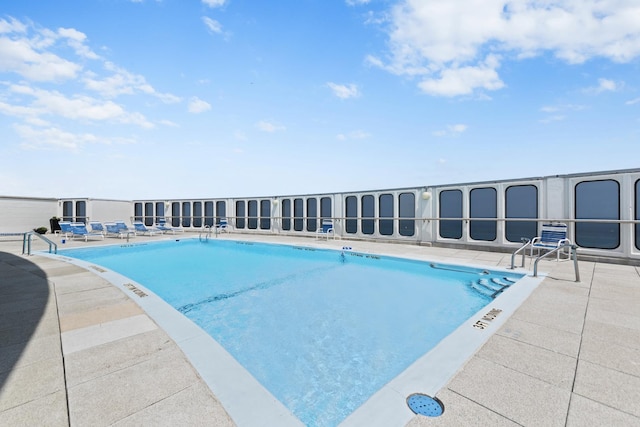 940 W Glenlake Ave Unit 24C, Chicago, IL 60660 - community pool with a patio area