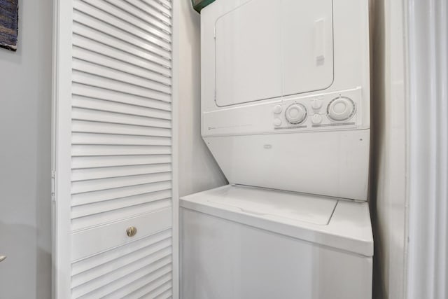 643 W Roscoe St Unit C1, Chicago, IL 60657 - laundry area with stacked washer and clothes dryer