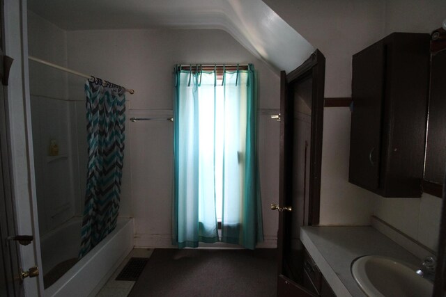 940 S Washington Ave, Kankakee, IL 60901 - full bathroom with vanity, shower / tub combo, and lofted ceiling