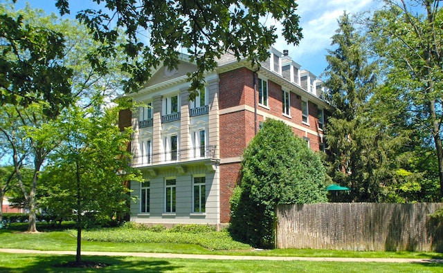 531 N Mayflower Rd Unit 531, Lake Forest, IL 60045 - view of home's exterior featuring brick siding and a yard