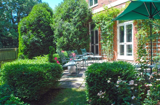 531 N Mayflower Rd Unit 531, Lake Forest, IL 60045 - view of yard featuring a patio
