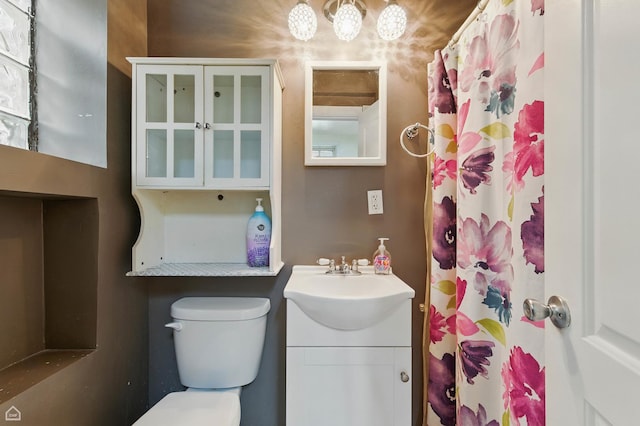 1448 W Taylor St, Chicago, IL 60607 - full bath with vanity, a chandelier, and a shower with shower curtain