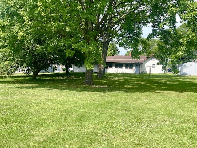 1660 Laharpe St, Lasalle, IL 61301 - view of green lawn