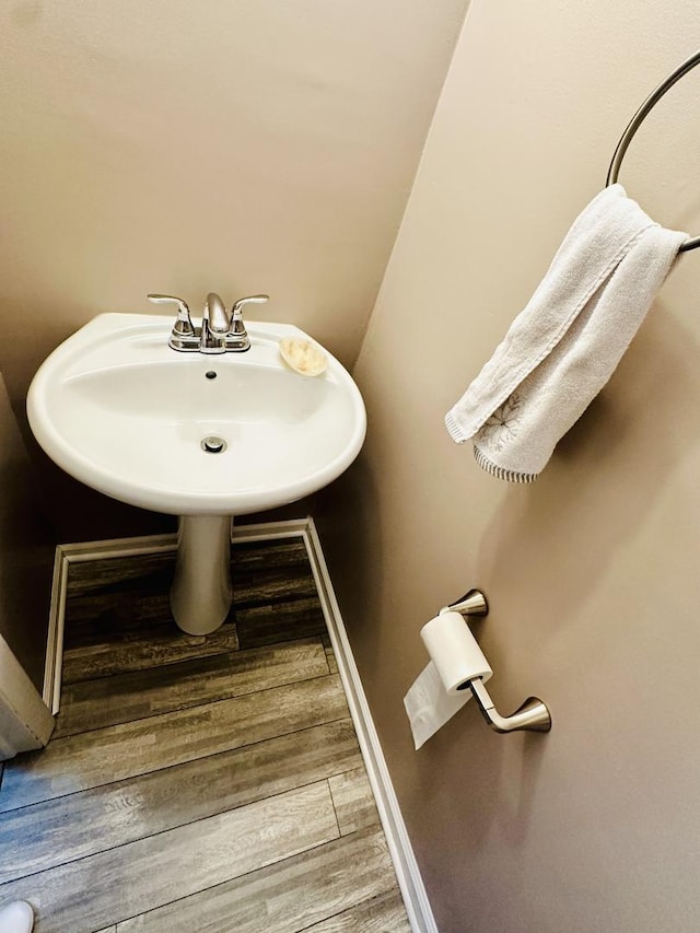 1015 Hastings Ln, Hanover Park, IL 60133 - bathroom with baseboards