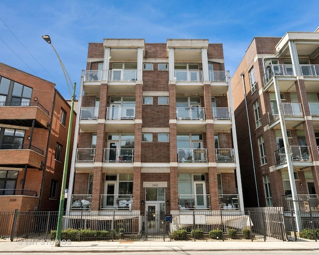 2442 N Clybourn Ave Unit 5S, Chicago, IL 60614 - view of apartment building / complex with a fenced front yard