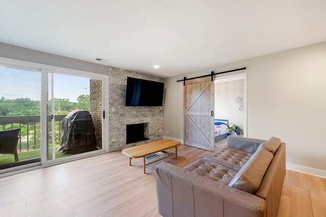 1250 Rudolph Rd Unit 4N, Northbrook, IL 60062 - living area featuring a barn door, light wood-type flooring, a fireplace, and recessed lighting