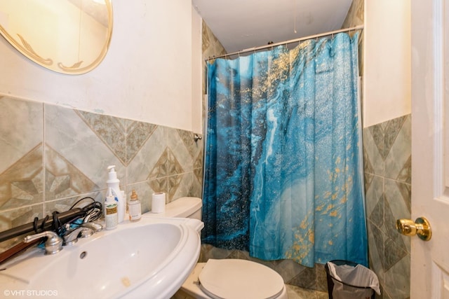 4322 W Walton St, Chicago, IL 60651 - full bath with tile walls and a shower with curtain