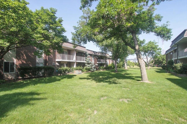 974 Thornton Ln Unit 107, Buffalo Grove, IL 60089 - view of grassy yard