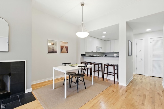 1515 N Wells St Unit 7D, Chicago, IL 60610 - dining area featuring light wood-type flooring, a fireplace with flush hearth, and recessed lighting